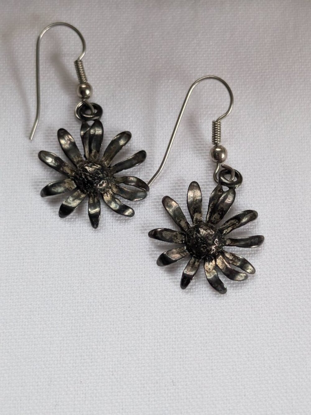 Vintage Silver Tone Floral Daisy Dangling Earrings Pierced